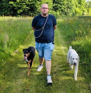 Hundetrainer Lukas Beck mit seiner Mischlingshündin Josie und dem Großpudel Gustav